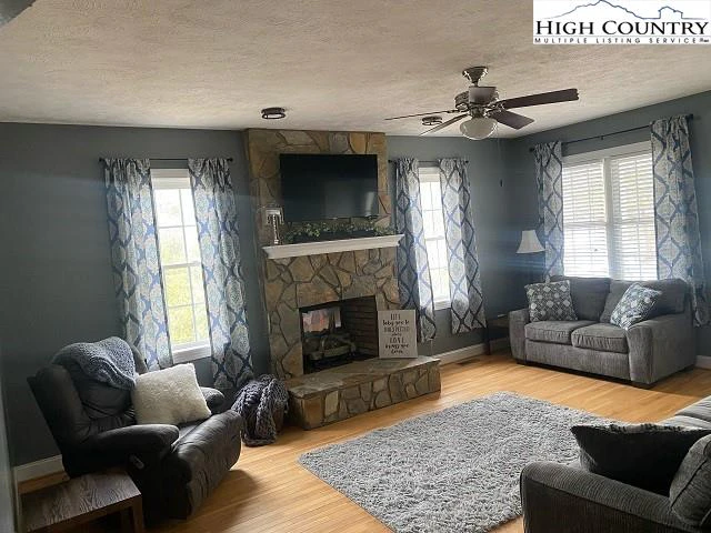 Image number 18 for the current listing