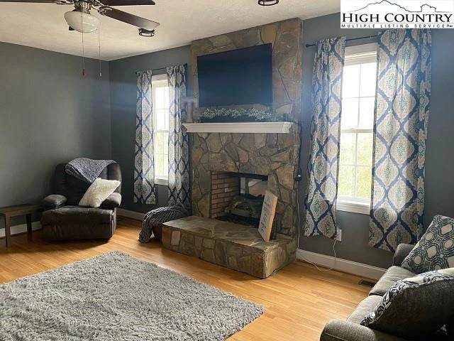 Image number 17 for the current listing