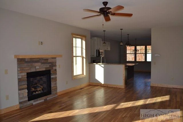 Image number 18 for the current listing