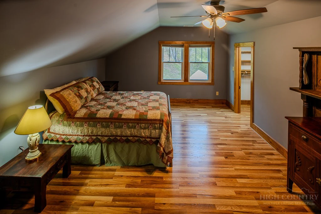 Image number 4 for the current listing