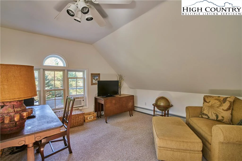 Image number 11 for the current listing