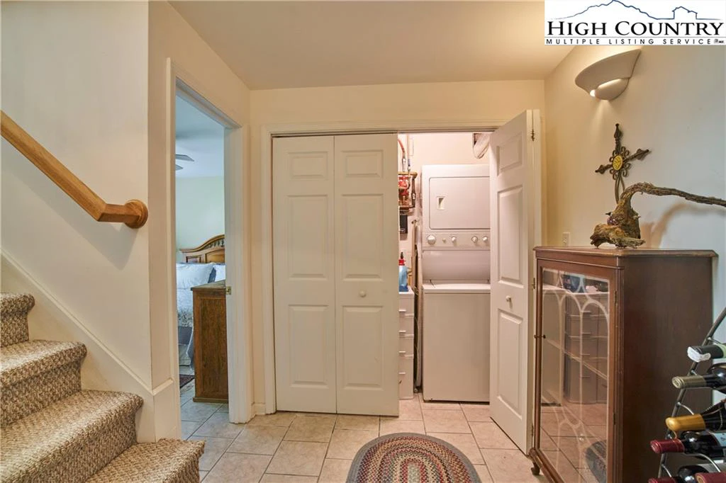 Image number 9 for the current listing