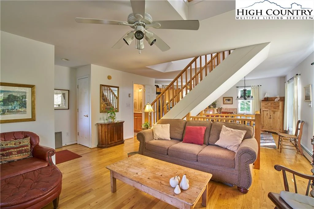 Image number 19 for the current listing