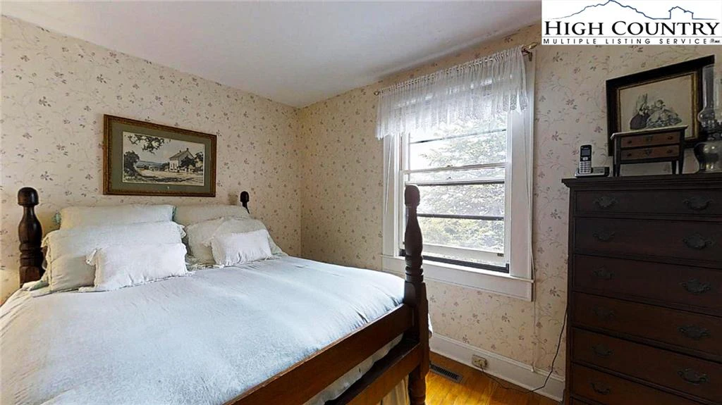 Image number 5 for the current listing
