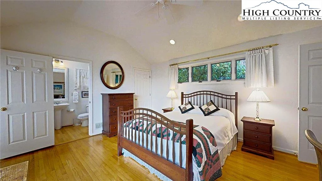 Image number 17 for the current listing