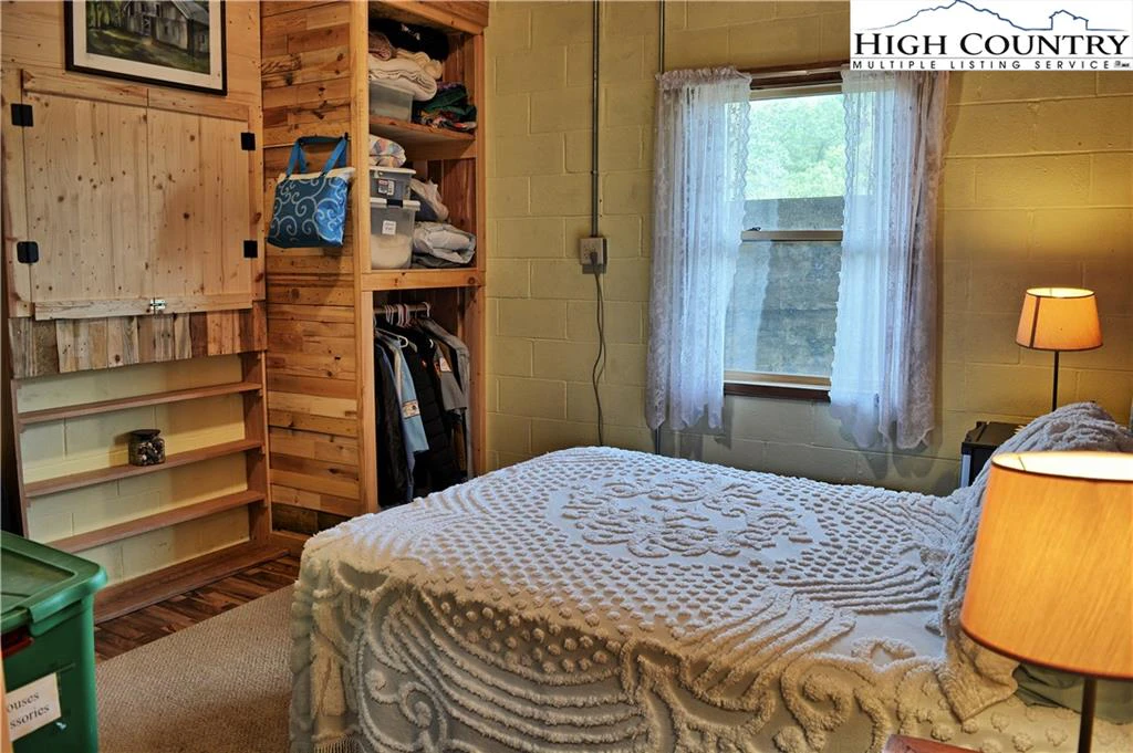 Image number 5 for the current listing