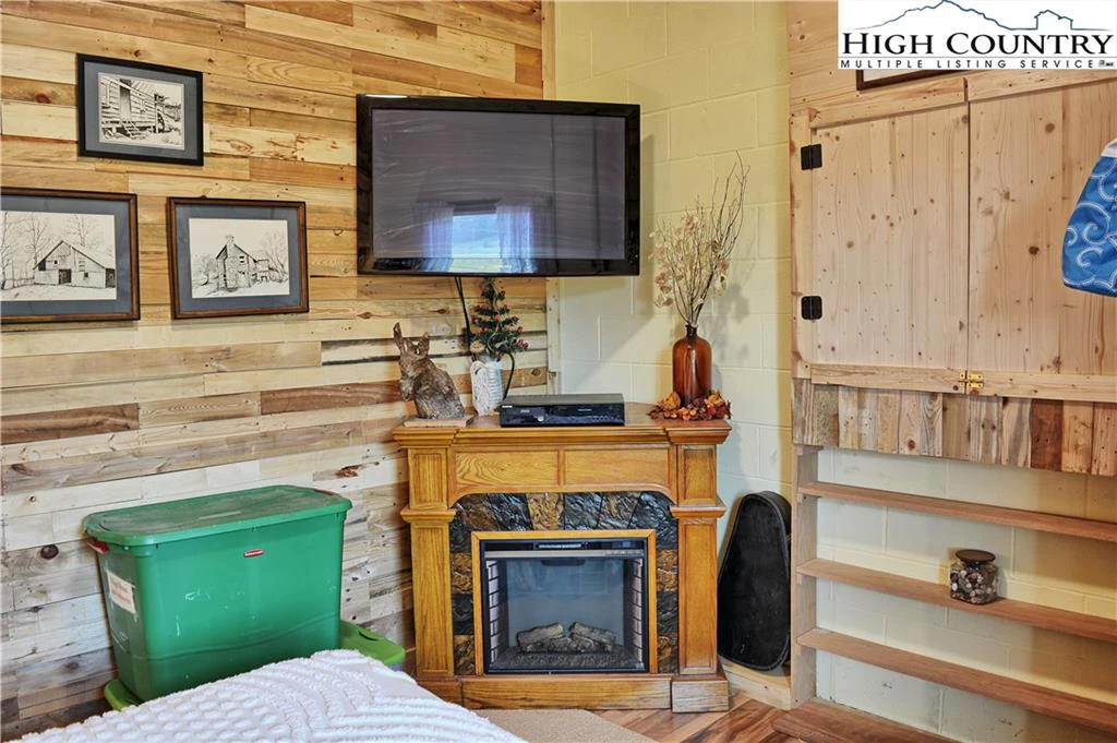 Image number 6 for the current listing
