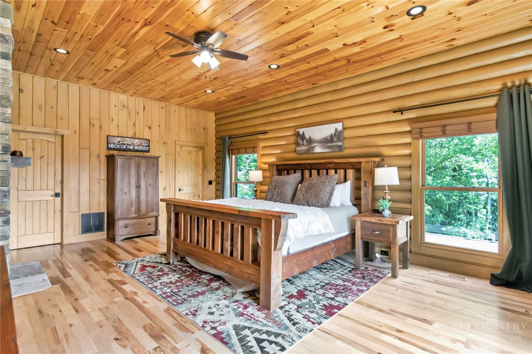Image number 19 for the current listing