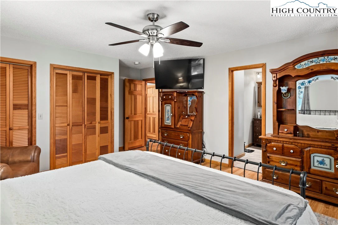 Image number 11 for the current listing