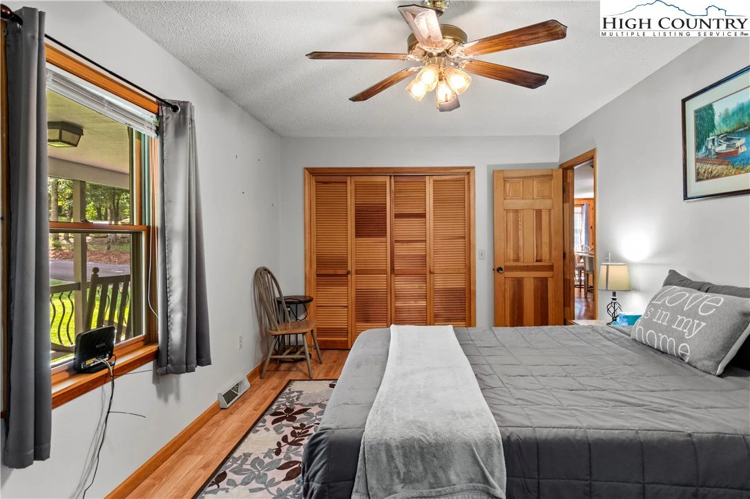 Image number 16 for the current listing
