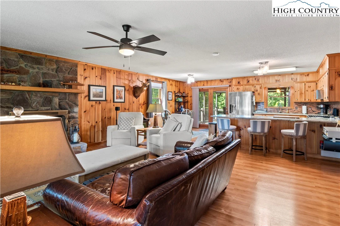 Image number 14 for the current listing