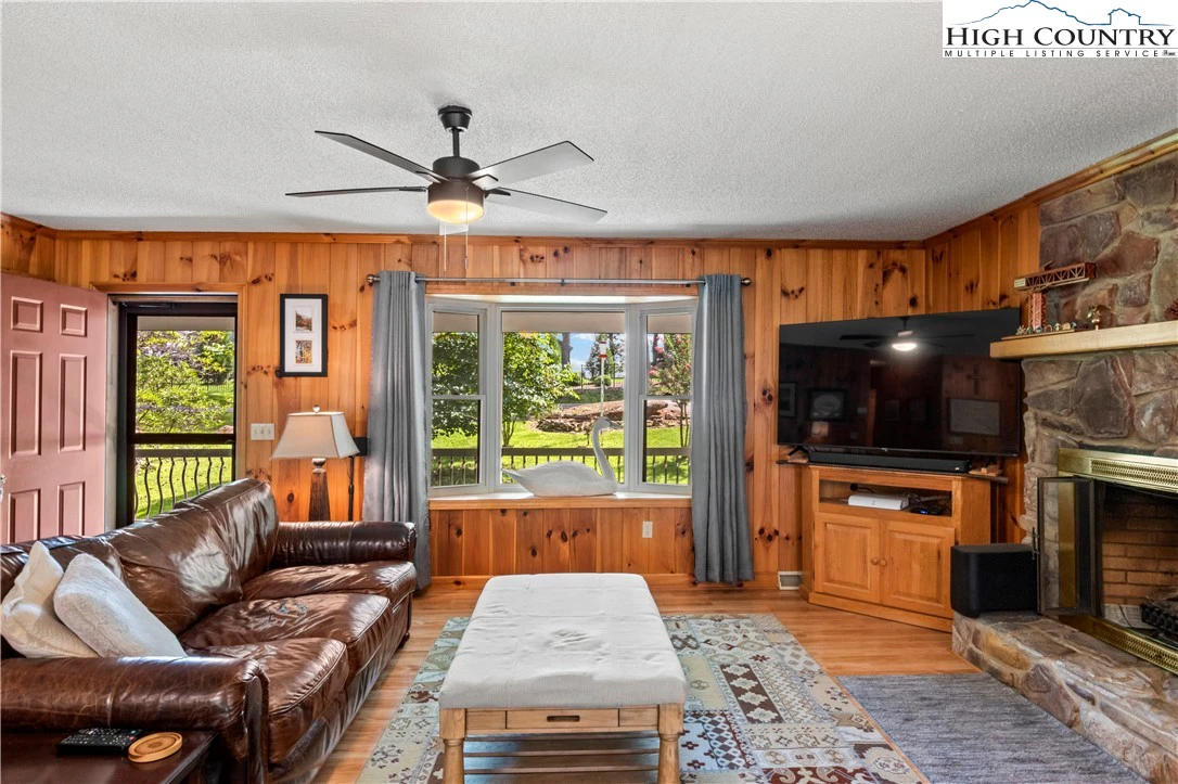 Image number 3 for the current listing