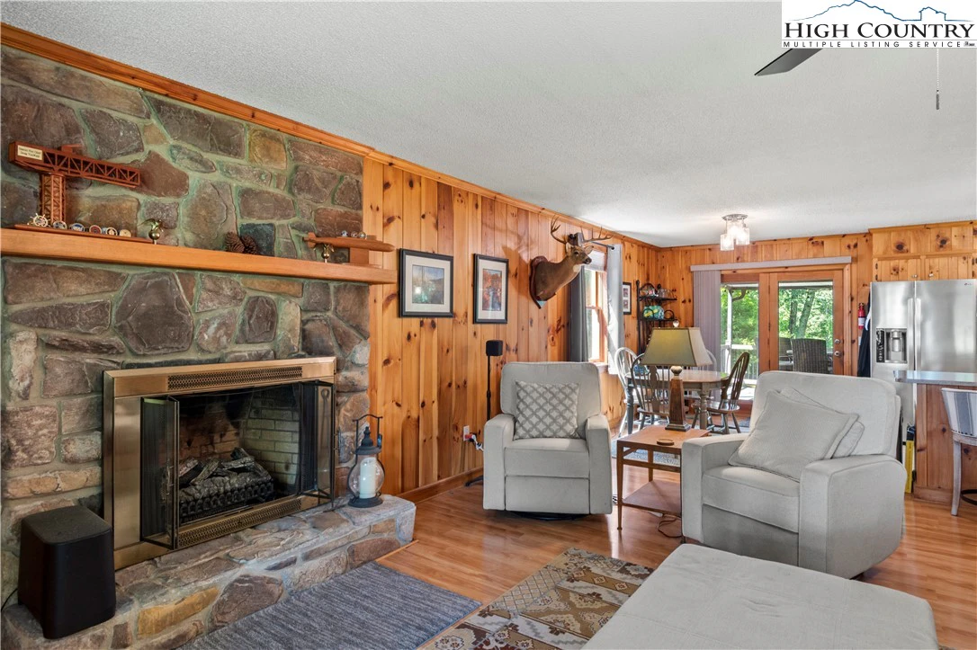 Image number 4 for the current listing