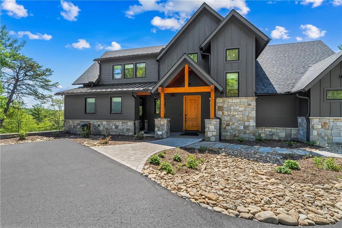 Image number 1 for the current listing
