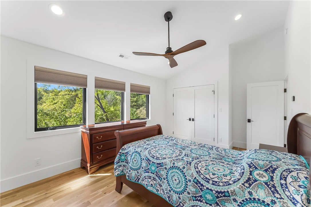 Image number 4 for the current listing