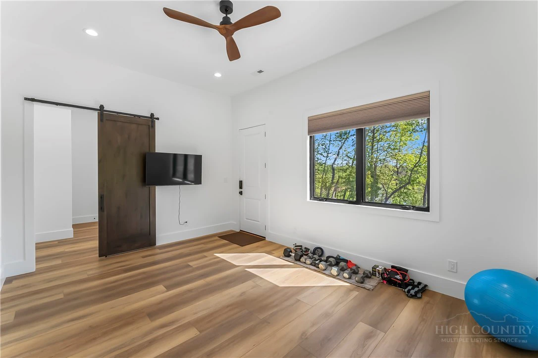Image number 10 for the current listing