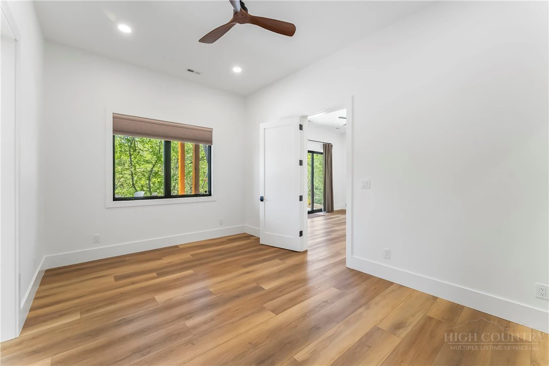 Image number 11 for the current listing
