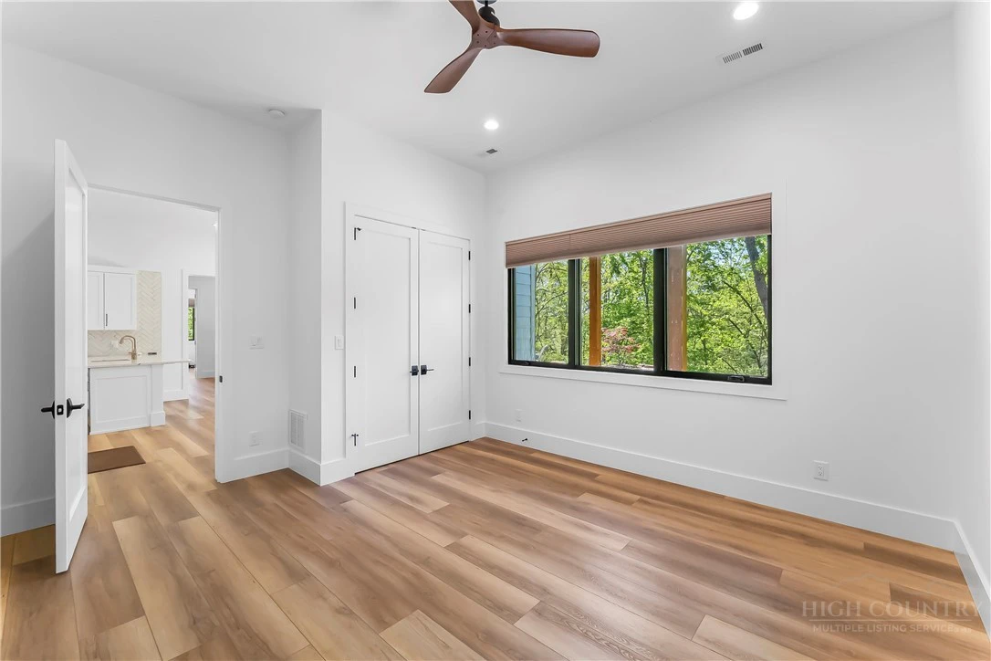 Image number 13 for the current listing