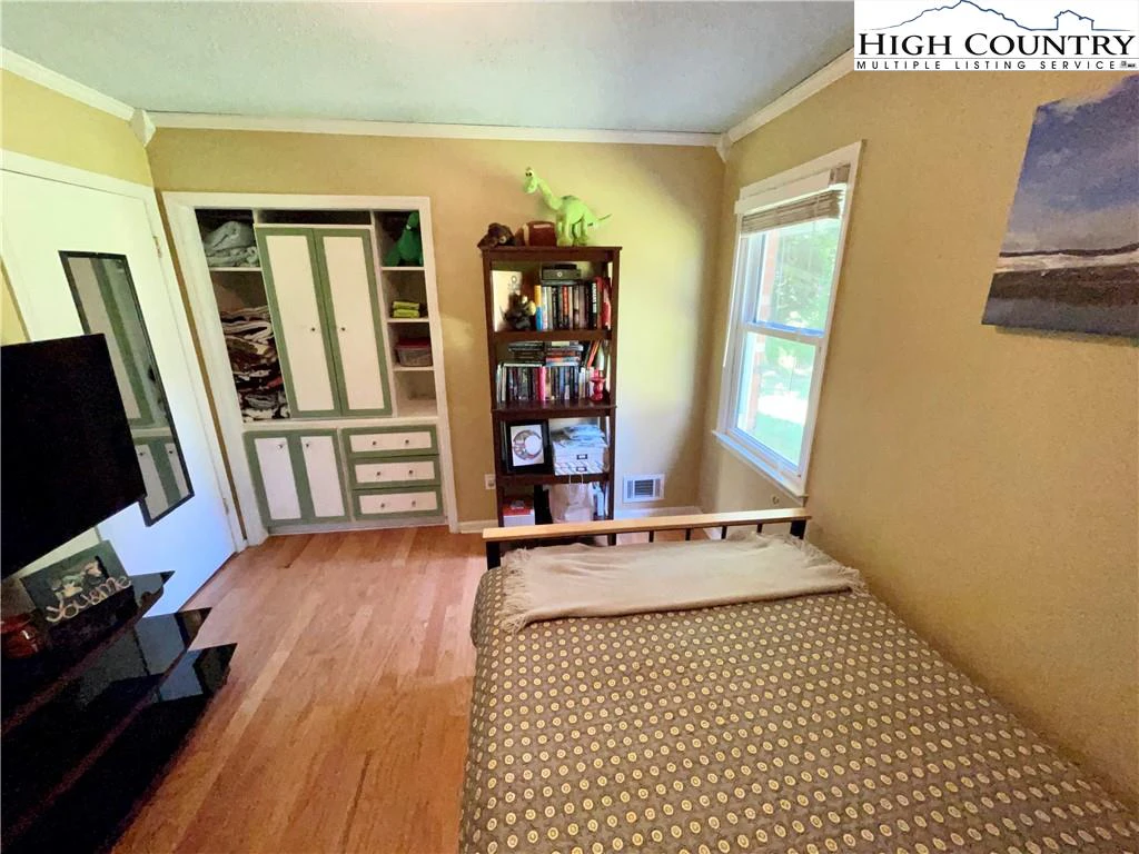 Image number 22 for the current listing