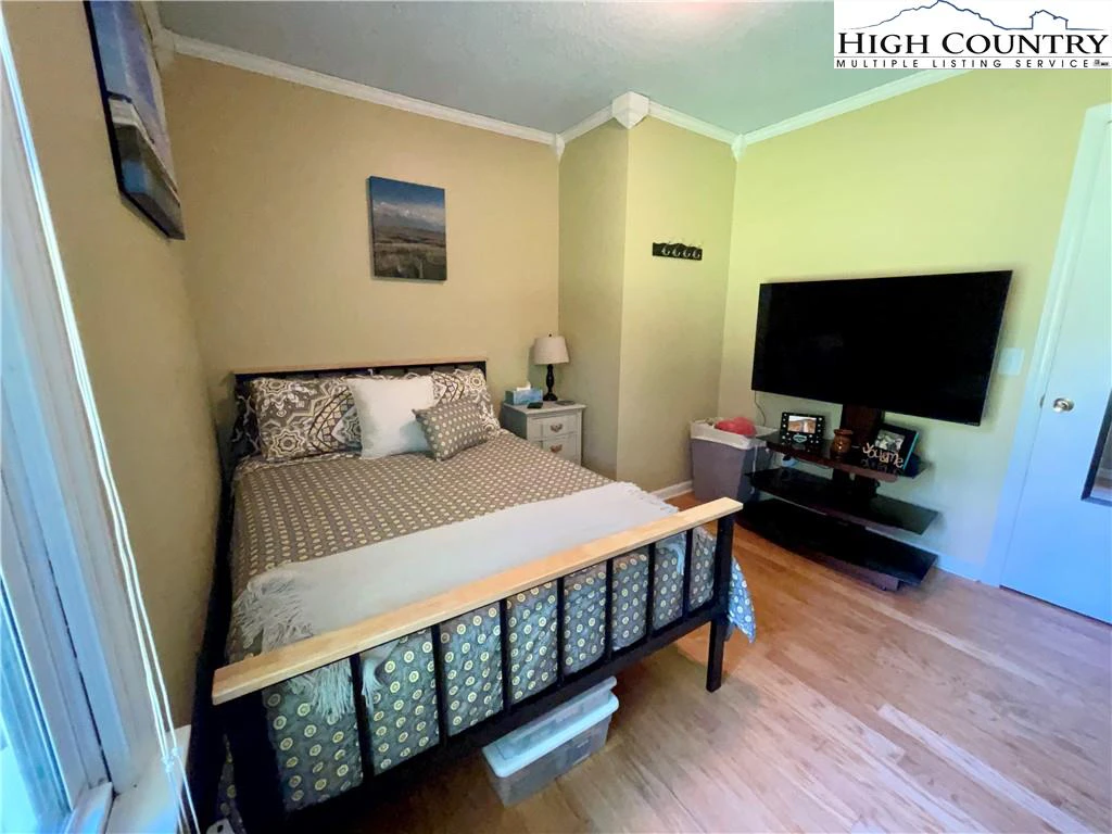Image number 21 for the current listing