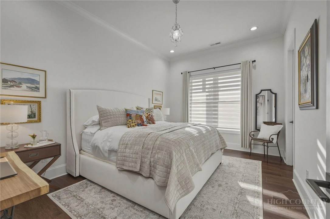 Image number 10 for the current listing