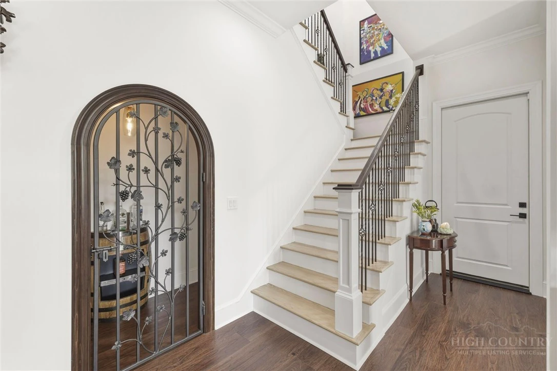 Image number 7 for the current listing