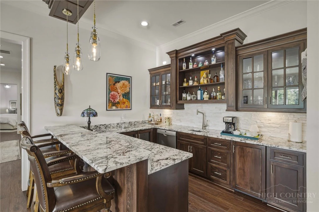 Image number 13 for the current listing