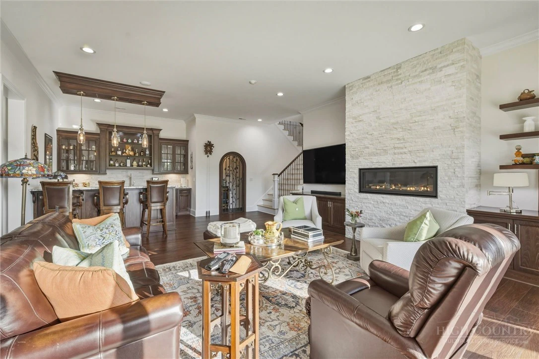 Image number 15 for the current listing