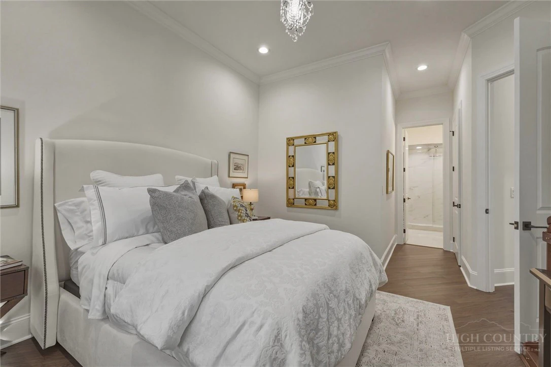 Image number 11 for the current listing