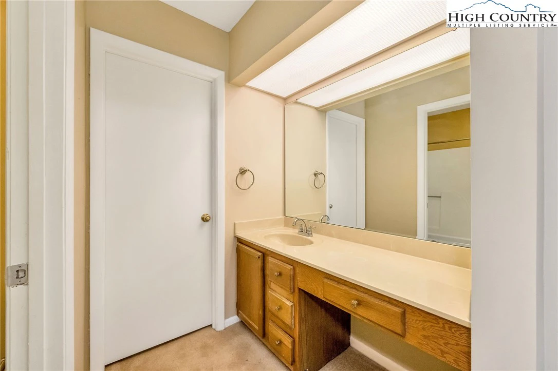 Image number 2 for the current listing