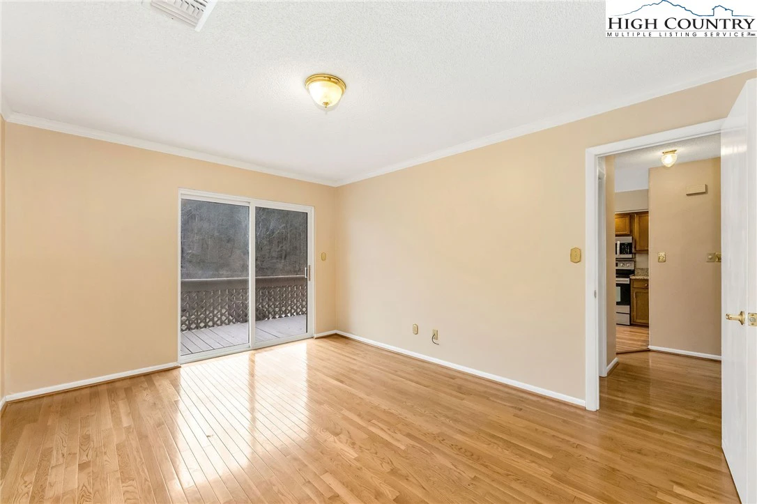 Image number 3 for the current listing