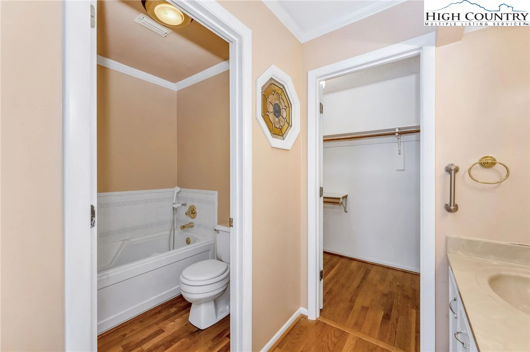 Image number 4 for the current listing