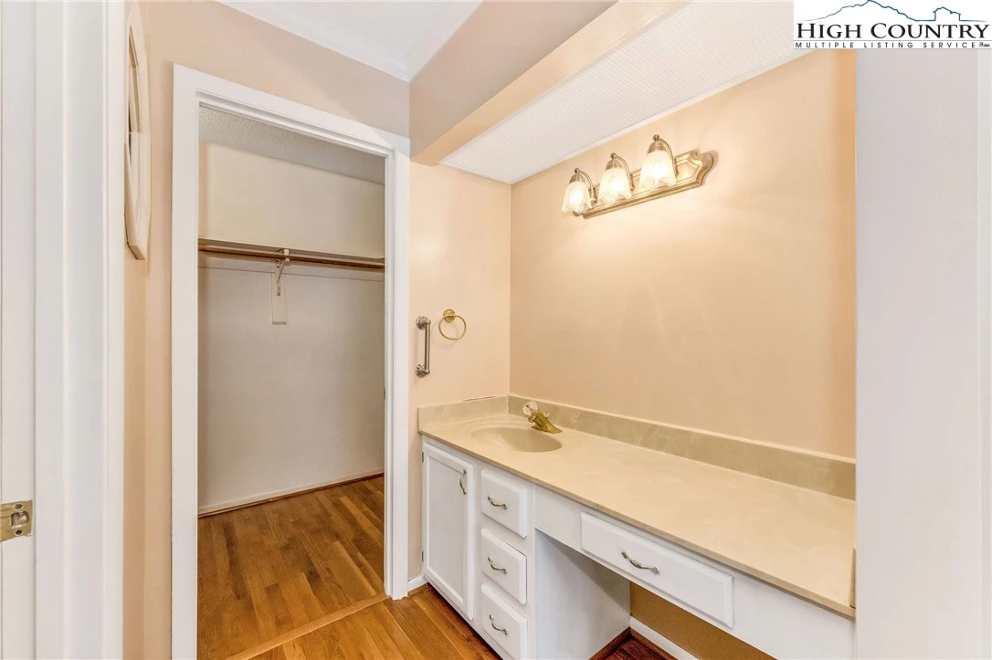 Image number 5 for the current listing