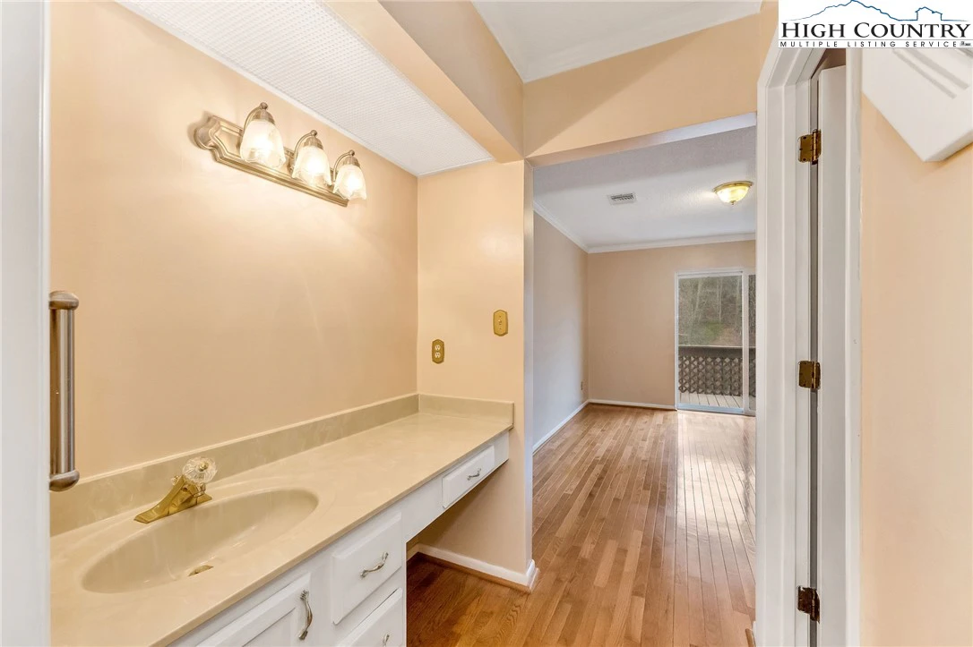 Image number 6 for the current listing