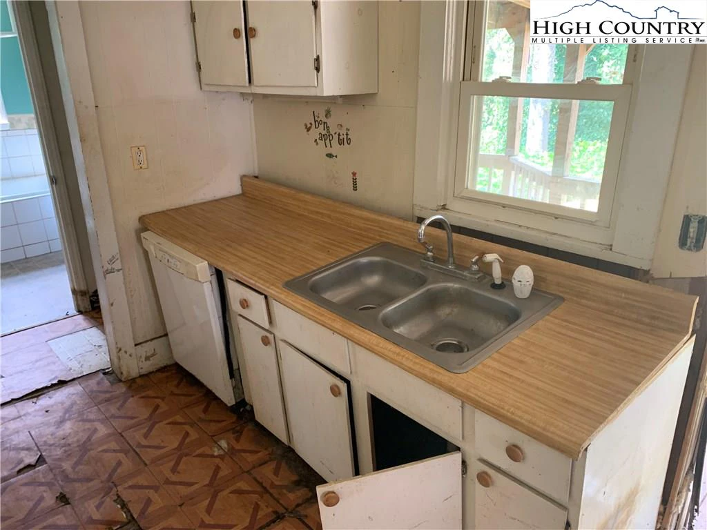 Image number 15 for the current listing