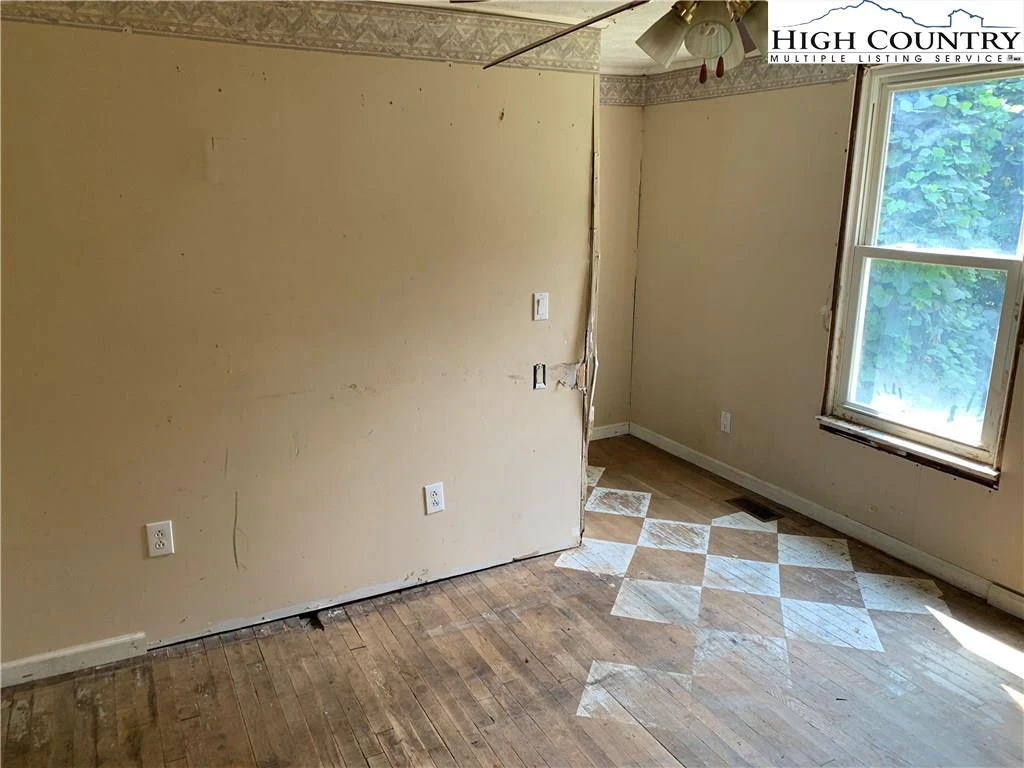 Image number 2 for the current listing