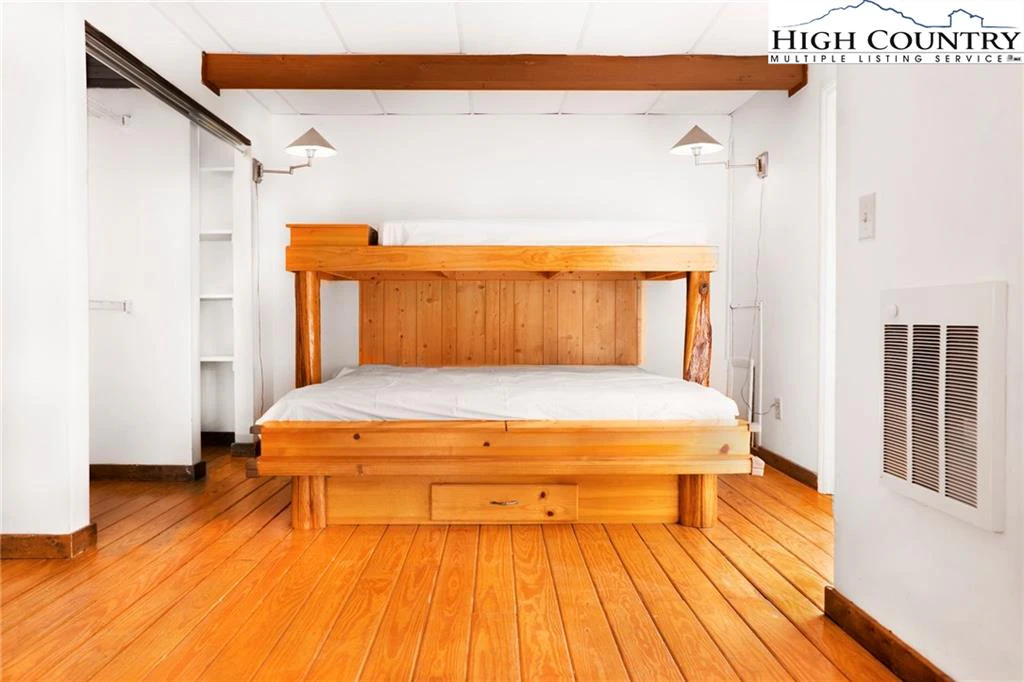 Image number 9 for the current listing