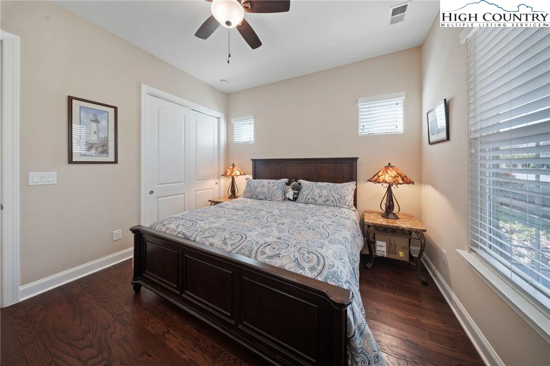 Image number 4 for the current listing