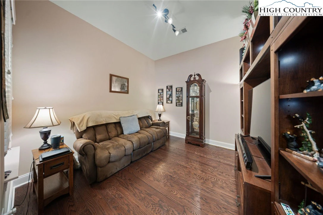 Image number 8 for the current listing