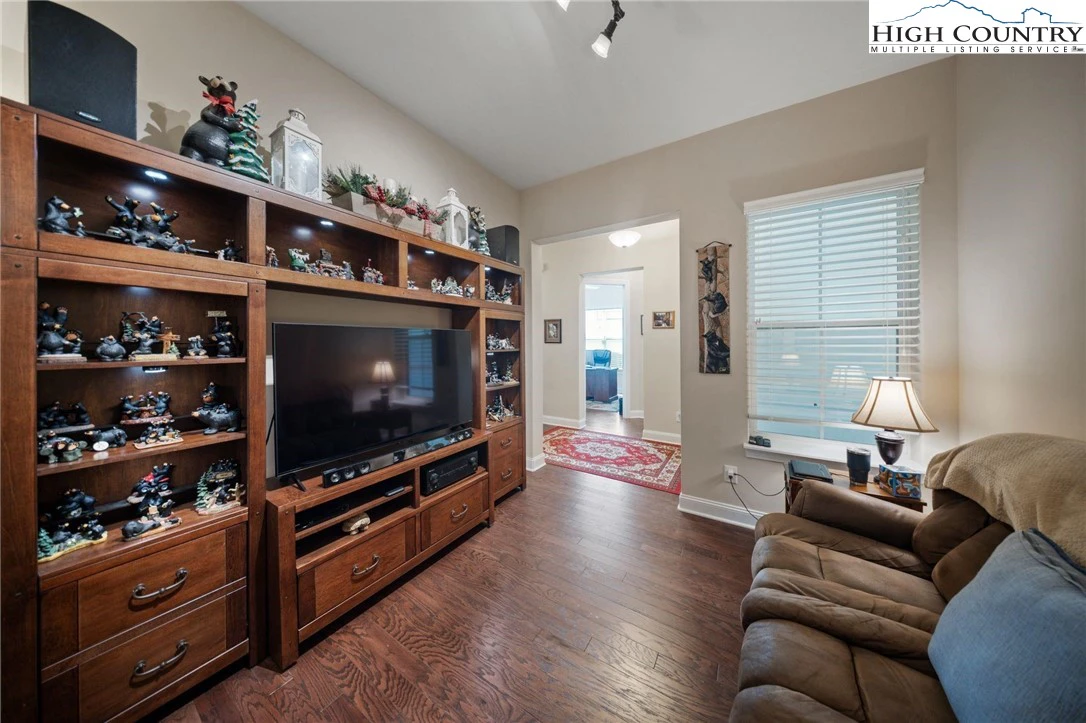 Image number 9 for the current listing