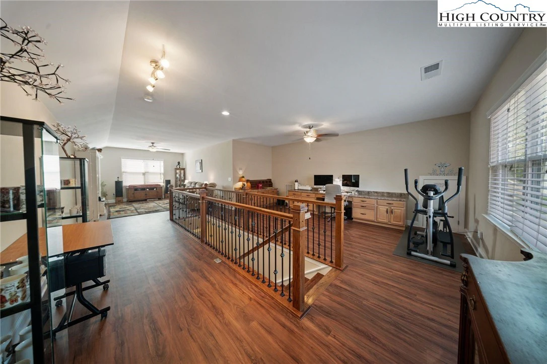 Image number 11 for the current listing