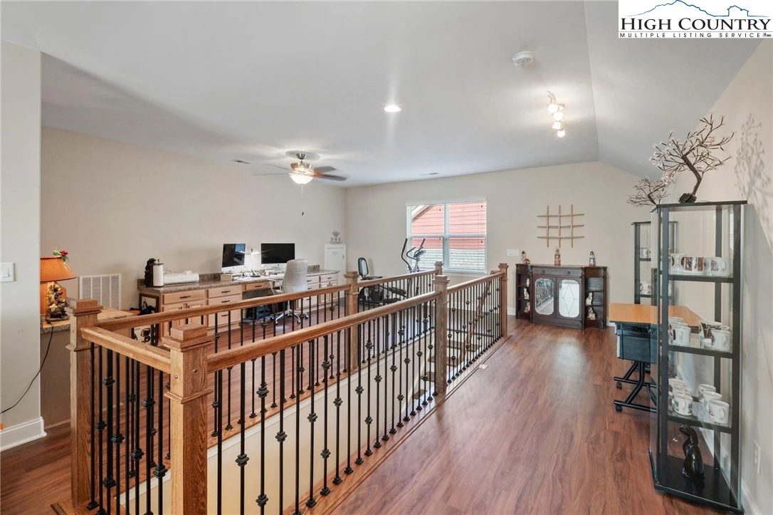 Image number 2 for the current listing