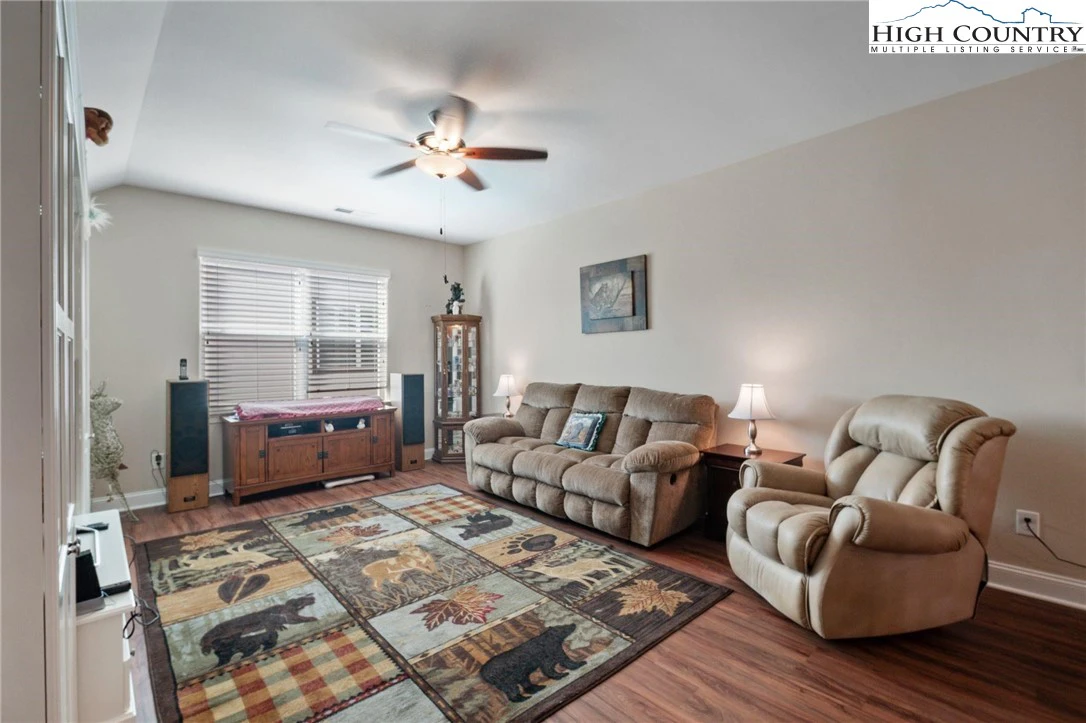 Image number 14 for the current listing