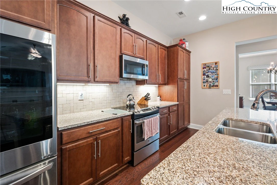 Image number 32 for the current listing