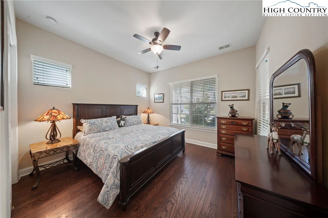 Image number 3 for the current listing