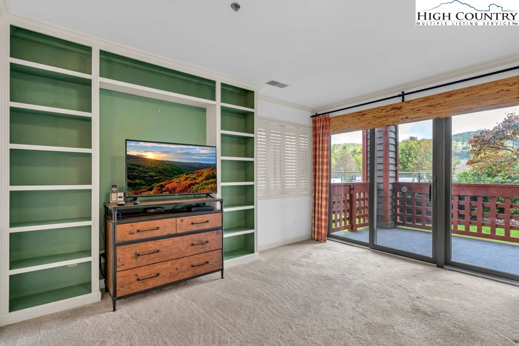 Image number 21 for the current listing