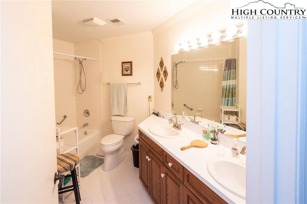 Image number 3 for the current listing