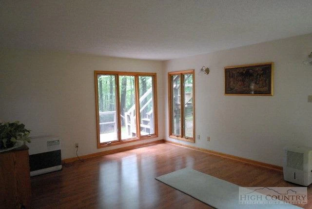 Image number 13 for the current listing