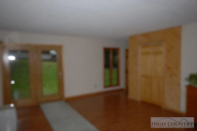Image number 14 for the current listing