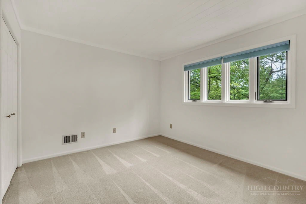 Image number 21 for the current listing
